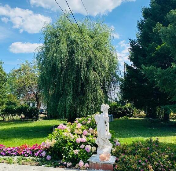 پانسیون Garden House