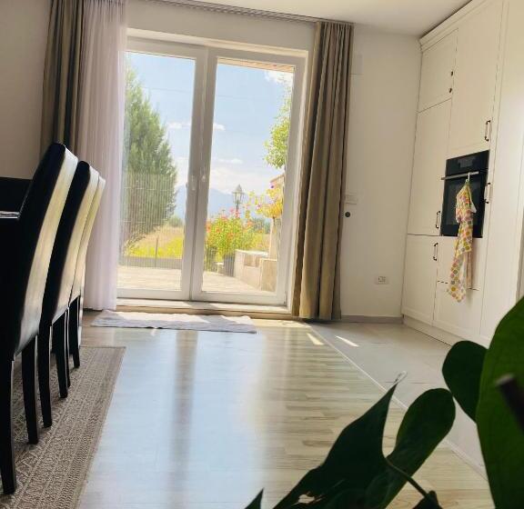 پانسیون Garden House