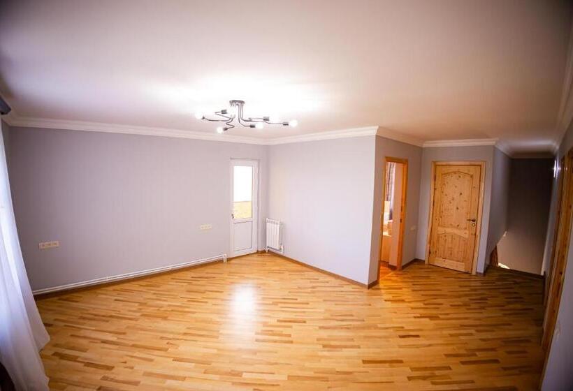 פנסיון Lily S Guest House