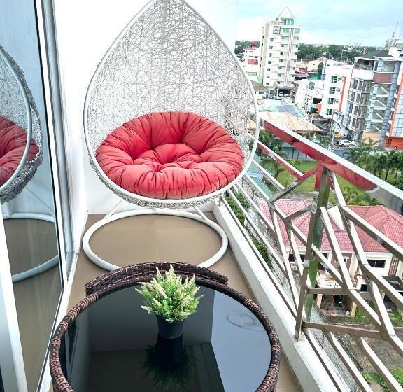 هتل Deluxe Room With King Bed And Balcony At Kandi Palace