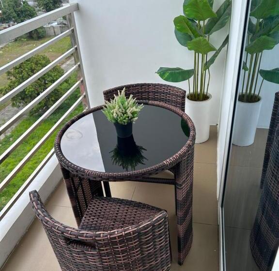 هتل Deluxe Room With King Bed And Balcony At Kandi Palace