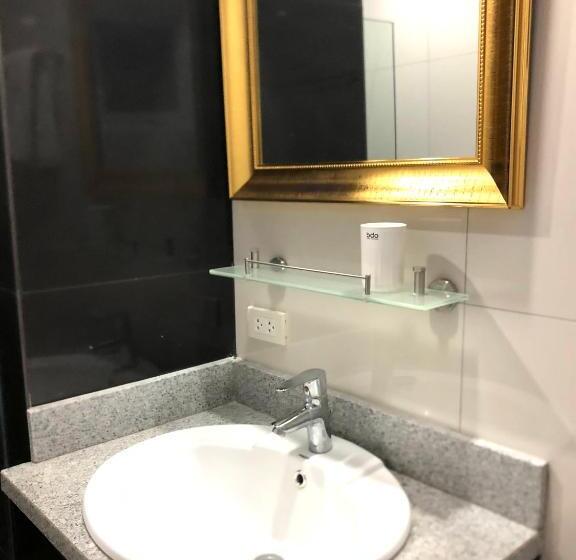 هتل Deluxe Room With King Bed And Balcony At Kandi Palace