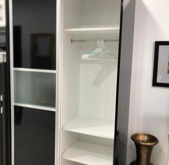 هتل Deluxe Room With King Bed And Balcony At Kandi Palace