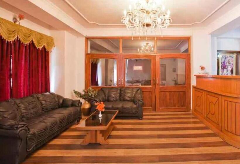 ホテル Dhamtri Casa