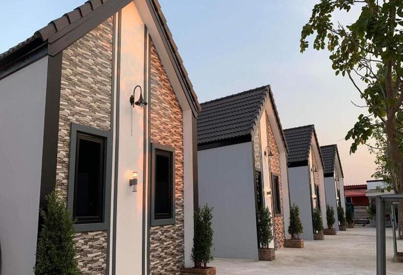 בית מלון כפרי Oyo 75522 Classroom Resort