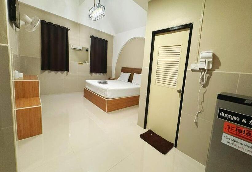 בית מלון כפרי Oyo 75522 Classroom Resort