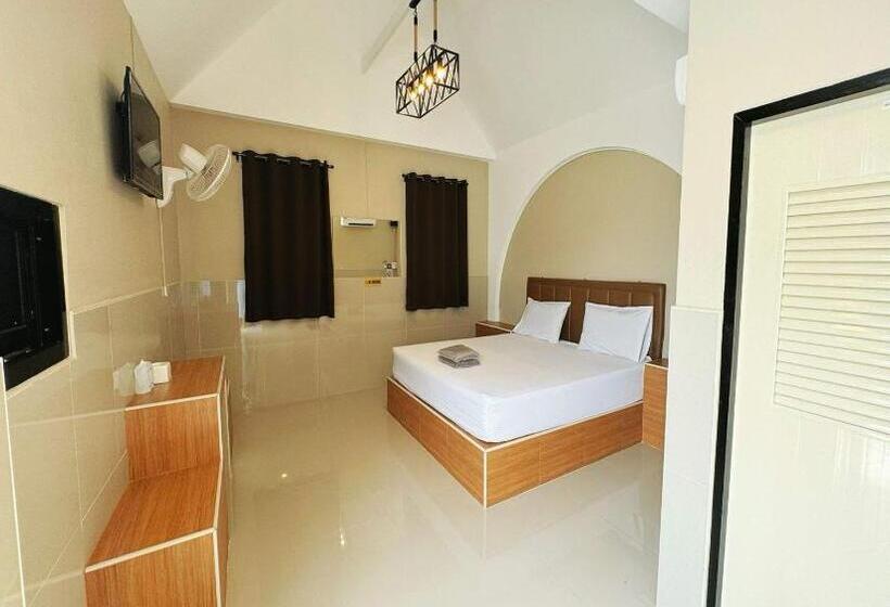 בית מלון כפרי Oyo 75522 Classroom Resort