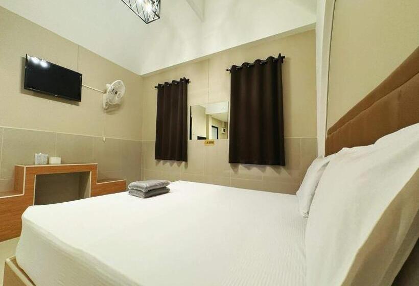 בית מלון כפרי Oyo 75522 Classroom Resort