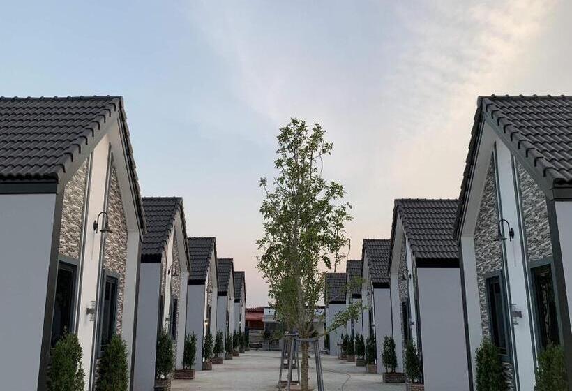 בית מלון כפרי Oyo 75522 Classroom Resort