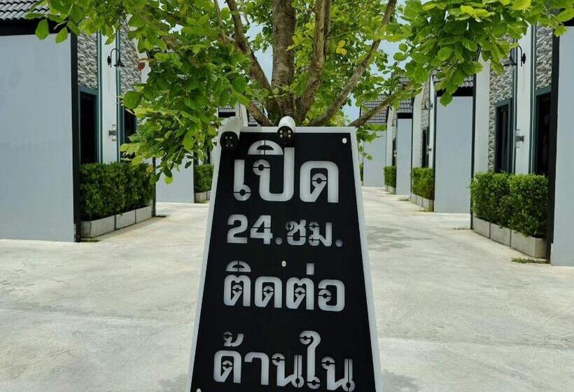 בית מלון כפרי Oyo 75522 Classroom Resort