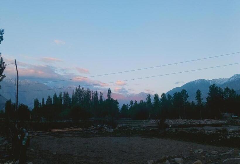 בית מלון כפרי Track N Dine