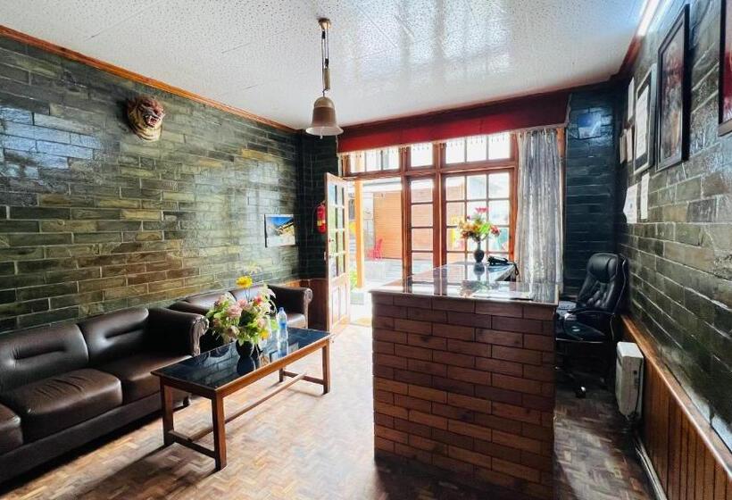 هتل Urban Tadka Guest House