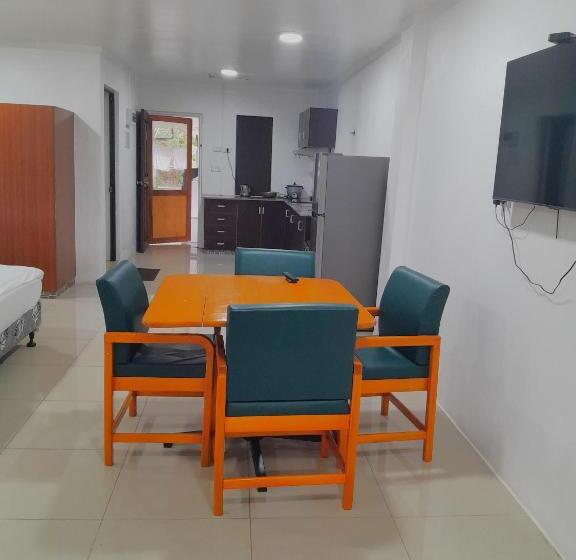 Отель White Diamond Apartments