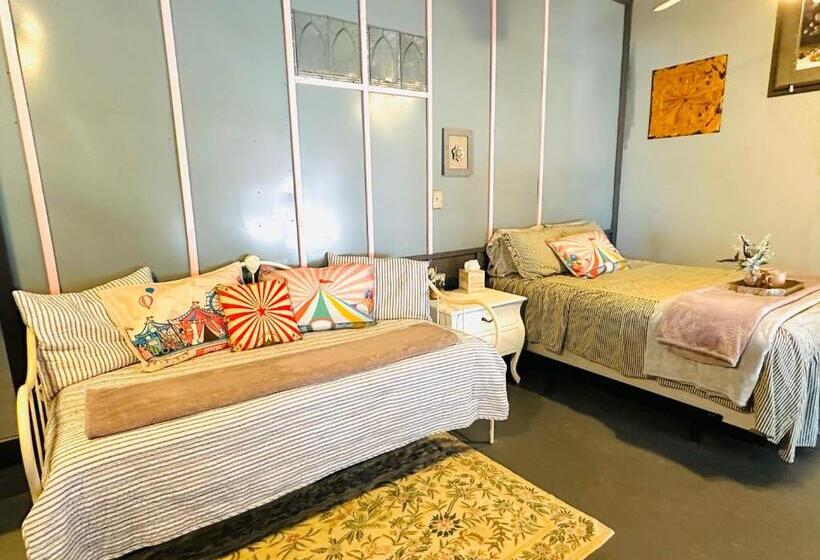 펜션 Acorn Hideaways Canton Nostalgic Family Sized Suite, Sleeps 5