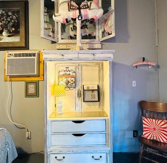 펜션 Acorn Hideaways Canton Nostalgic Family Sized Suite, Sleeps 5