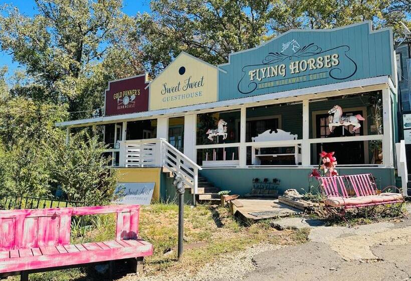 펜션 Acorn Hideaways Canton Nostalgic Family Sized Suite, Sleeps 5