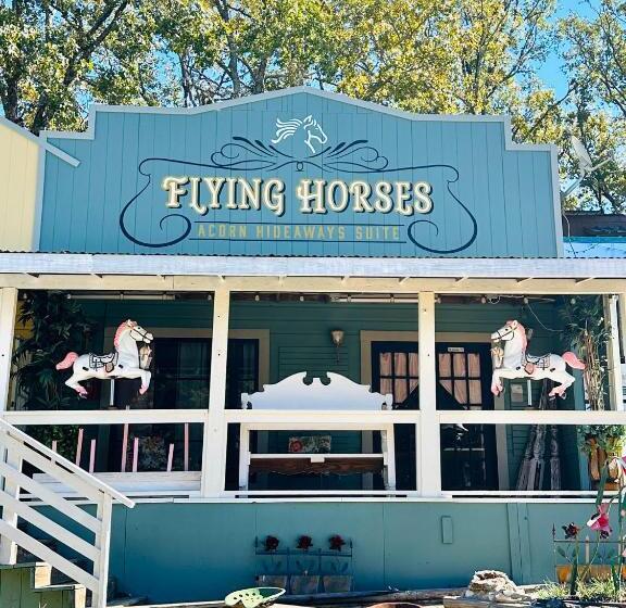 펜션 Acorn Hideaways Canton Nostalgic Family Sized Suite, Sleeps 5