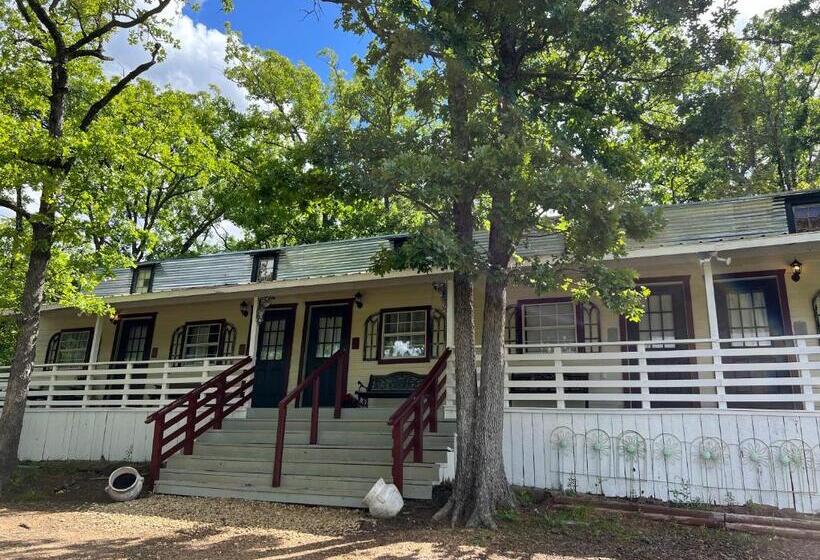 Пансион Acorn Hideaways Cozy Cottontail Suite, Sleeps 2