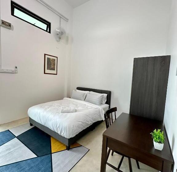 פנסיון Ferringhi Inn 51