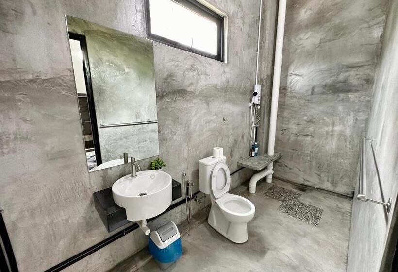 פנסיון Ferringhi Inn 51