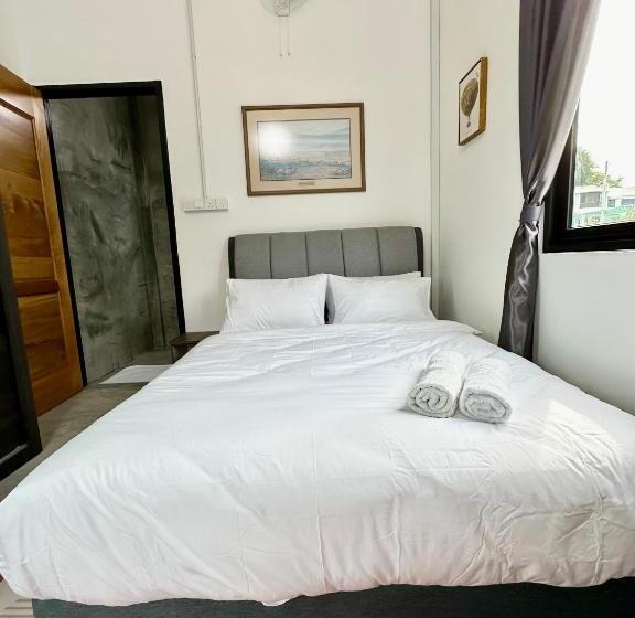 פנסיון Ferringhi Inn 51