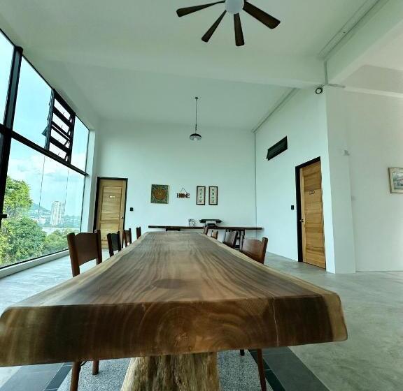 פנסיון Ferringhi Inn 51