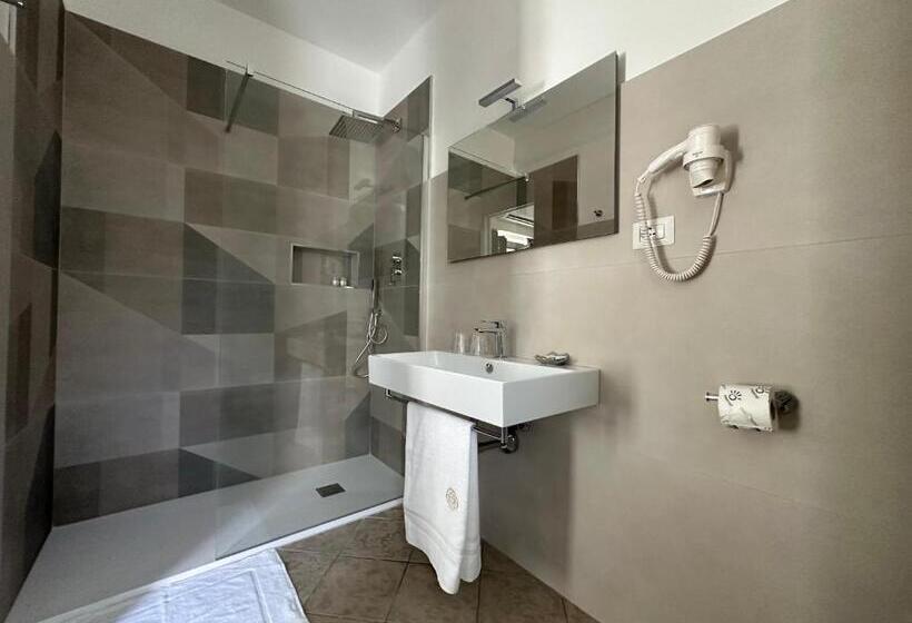 פנסיון The Gallery