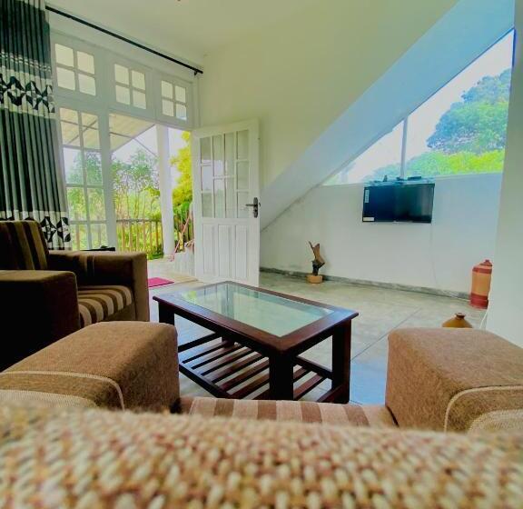 פנסיון Triangle Villa