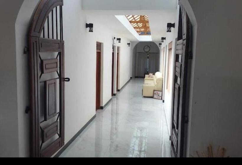 منتجع Tharul Hollyday Risort