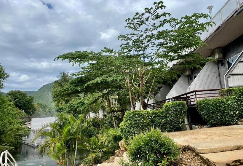 בית מלון כפרי Baan Apa Erawan Resort