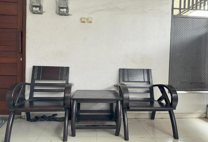 בית מלון כפרי Oyo 94161 Kost Aisyah