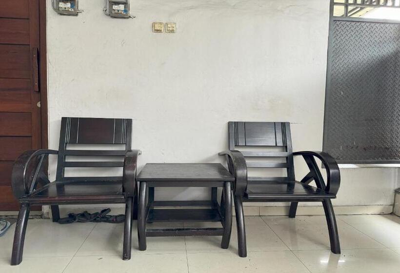 فندق Oyo 94161 Kost Aisyah