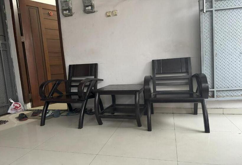 בית מלון כפרי Oyo 94161 Kost Aisyah