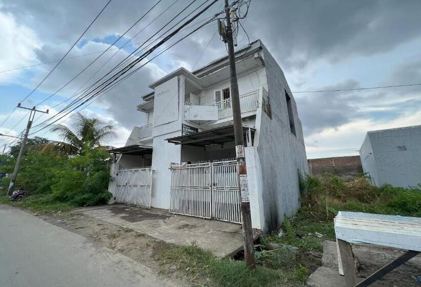 בית מלון כפרי Oyo 94161 Kost Aisyah