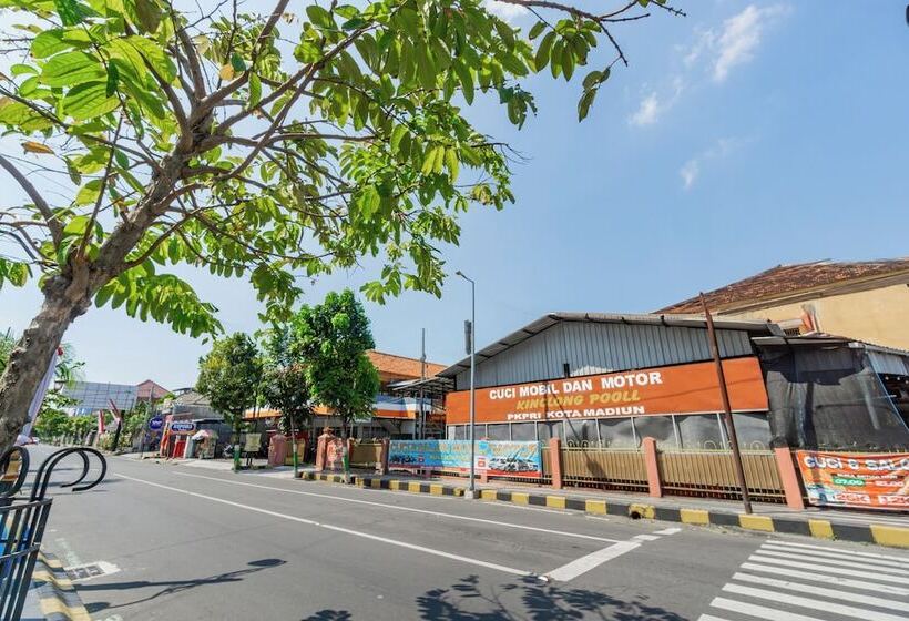 فندق Oyo 94172 Mata Air Guest House Madiun