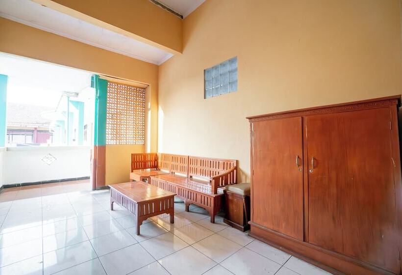 فندق Oyo 94172 Mata Air Guest House Madiun