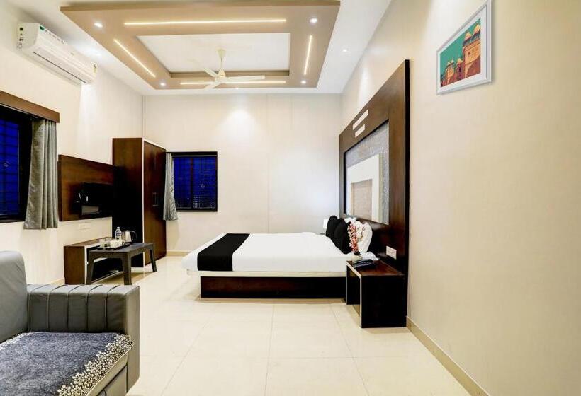 O Yuvraj Hotel Barshi