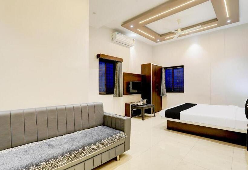 O Yuvraj Hotel Barshi