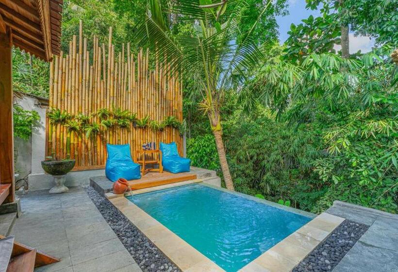 펜션 Ngesil Private Joglo & Pool