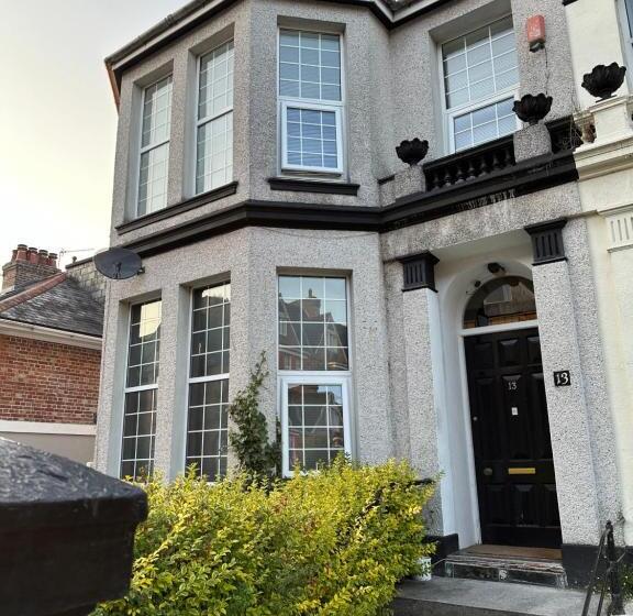 پانسیون Queens House