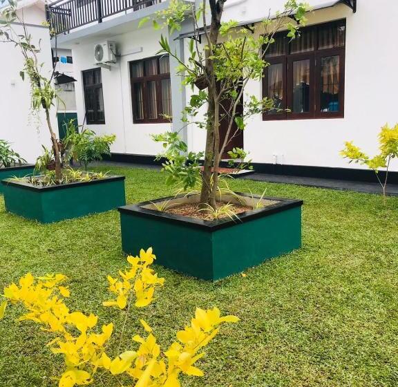 Пансион Sri White Villa Airport Boutique