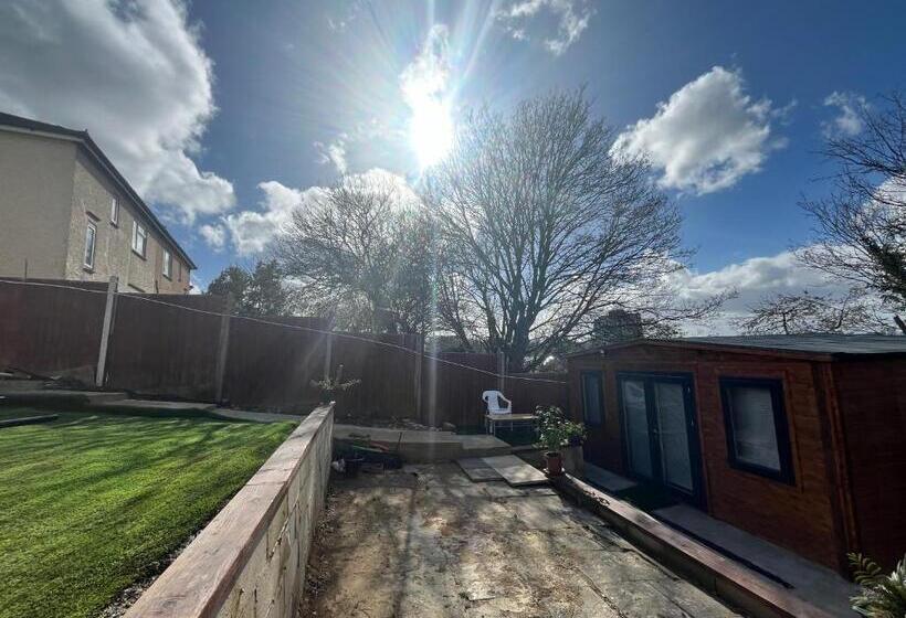 Пансион Superb Guest House Close To London 02