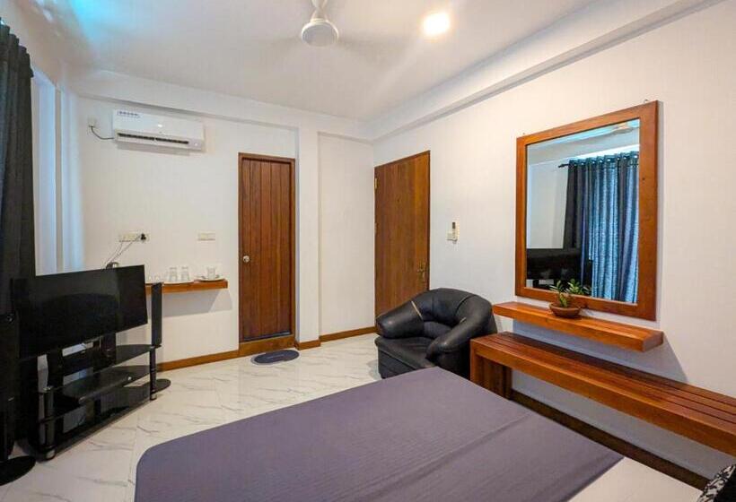 Airpot Hotel By Cmb Apartments