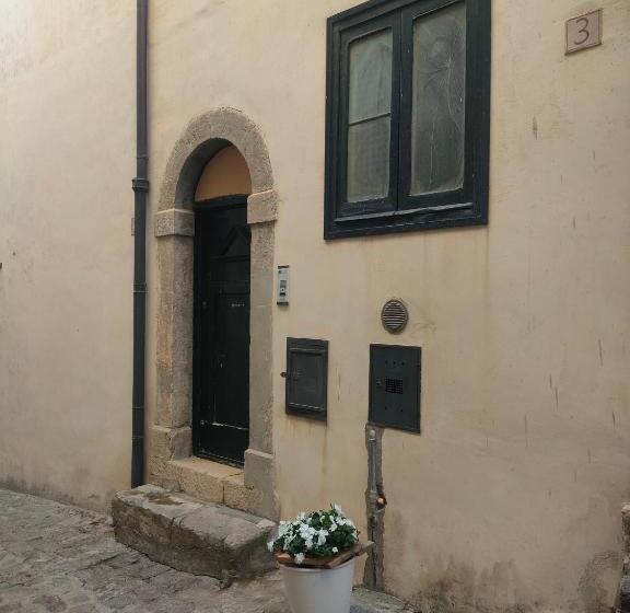 مبيت وإفطار A P E House