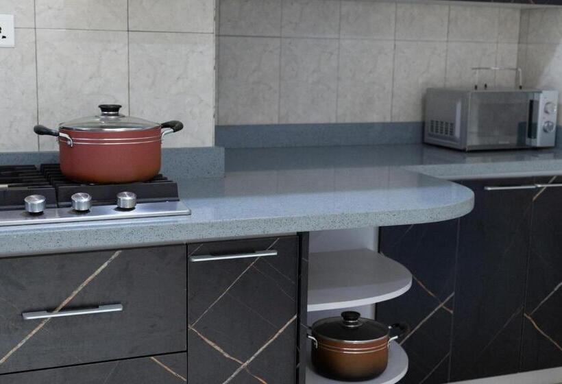 تختخواب و صبحانه Atom Height Apartment