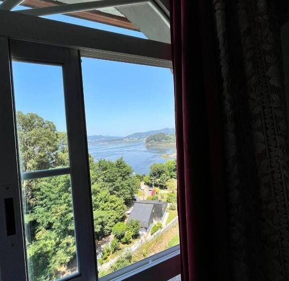 هتل Hostal Cafeteria Chocolate & Menta Redondela