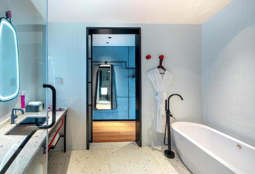 Отель Moxy Ningbo Old Bund