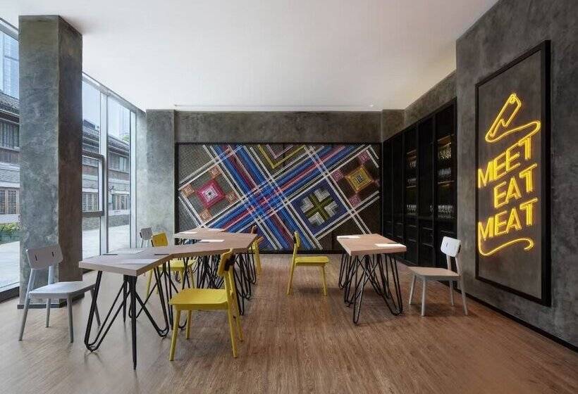 Отель Moxy Ningbo Old Bund