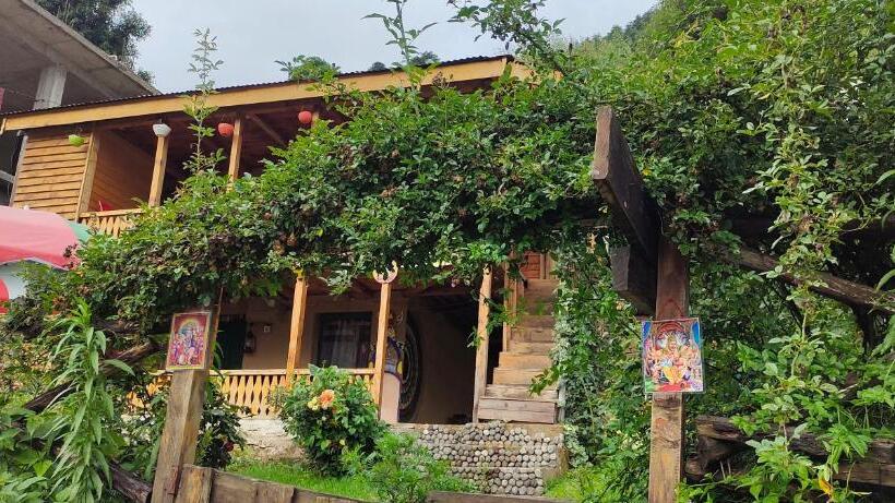 هتل Muse Meadow Huts & Homestay