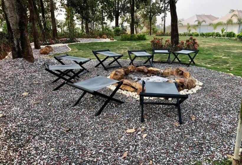 בית מלון כפרי Nehamrit Farms  Nr Malshej Ghat With Pool